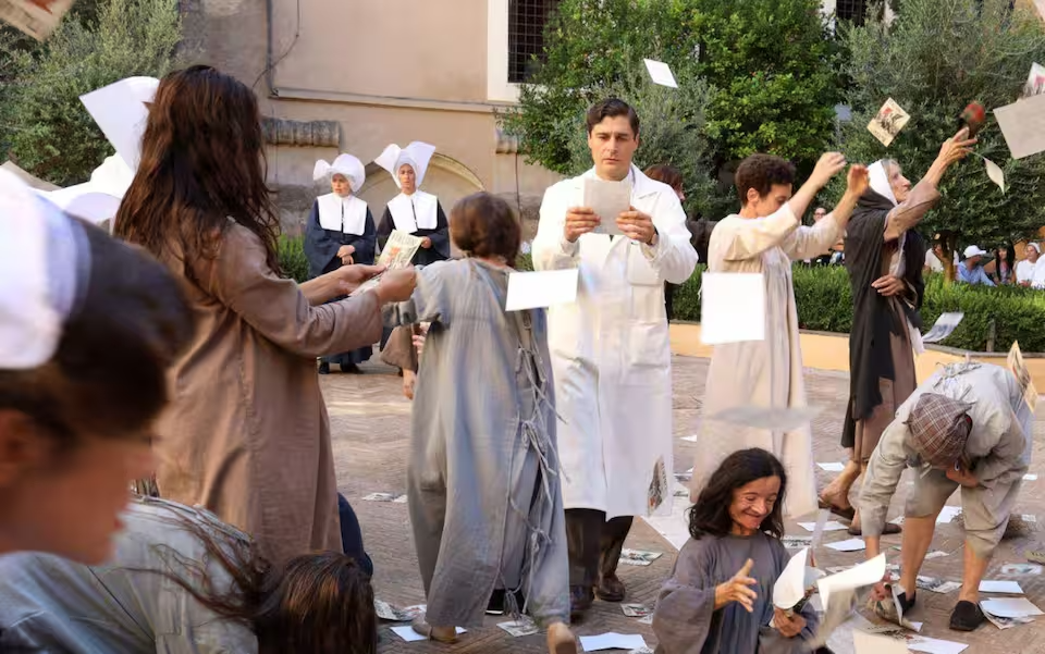 Lo psichiatra Mario Tobino (intepretato da Lino Guanciale) tra le donne dell'istituto psichiatrico di Maggiano